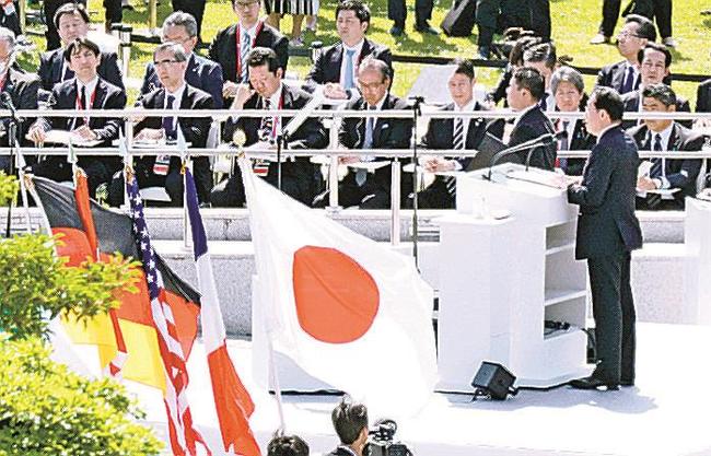 議長国記者会見でＧ７広島サミットを総括する岸田首相（右手前）＝21日午後、広島市の平和記念公園