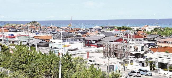 現在の江津市和木町。小川八左衛門は砂浜が海に延びて地続きになっている真島（奧左端）から東側の開拓を進めた