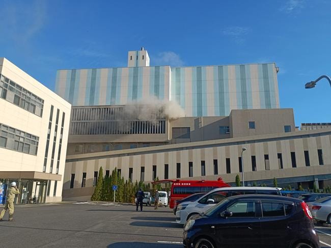 煙を上げて燃えるエコクリーン松江＝５日午前８時４０分、松江市鹿島町上講武