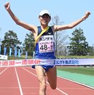 ３時間１２分５４秒で４大会連続１４度目の総合優勝を果たしたホシザキのアンカー山本啓輔＝松江市上乃木１０丁目、市営陸上競技場