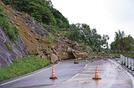 土砂で埋まった県道＝１２日午後０時１１分、松江市美保関町北浦