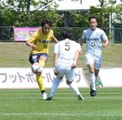  【第１節・ＦＣ神楽しまね―ＦＣマルヤス岡崎】前半、敵陣を攻め込みシュートを放つＦＣ神楽しまねのＭＦ高畑智也（左）‖松江市営陸上競技場 