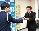 
          
須山裕之署長（左）に署名簿を提出する影山善隆工場長＝大田市長久町、大田署
        