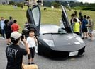 ランボルギーニの前で写真を撮る来場者＝鳥取県大山町大山（写真の一部を加工しています）