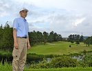 「美観を意識したコースをつくり上げるのが仕事」と、グリーンキーパーとしてのやりがいを語る飯塚勉さん＝出雲市湖陵町大池、いづも大社カントリークラブ国引コース９番ホール