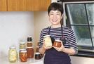 せっちゃんの保存食を手にする飛田和緒さん。「特に感動したのはタケノコとモモ。食感が違うんです」と話す