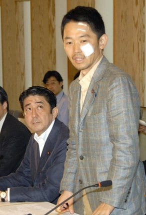 顔にばんそうこうなどを付け、閣議後の会見に臨む赤城徳彦農相（手前）＝２００７年７月１７日