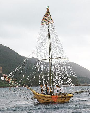 中学生を乗せて送り出されるシャーラ船=島根県西ノ島町浦郷