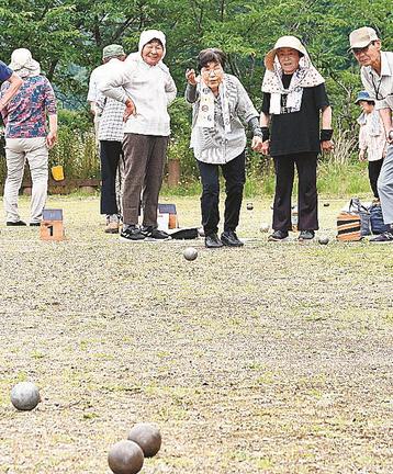 投げた球の行き先を見守る出場者＝安来市古川町、夢ランドしらさぎ