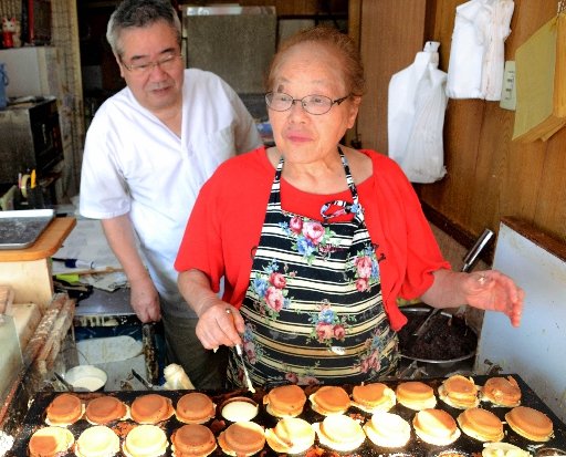 二人三脚で店を切り盛りしてきた木村勝彦さん（左）と妻の啓子さん＝松江市南田町、きむら新月堂