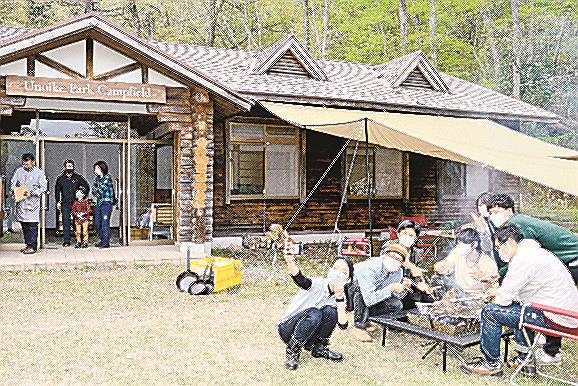 鵜の池公園キャンプ場でバーベキューを楽しむキャンパーたち＝鳥取県日野町下黒坂