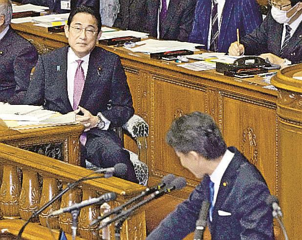 衆院本会議で立憲民主党の泉健太代表（手前）の質問を聞く岸田文雄首相＝２４日