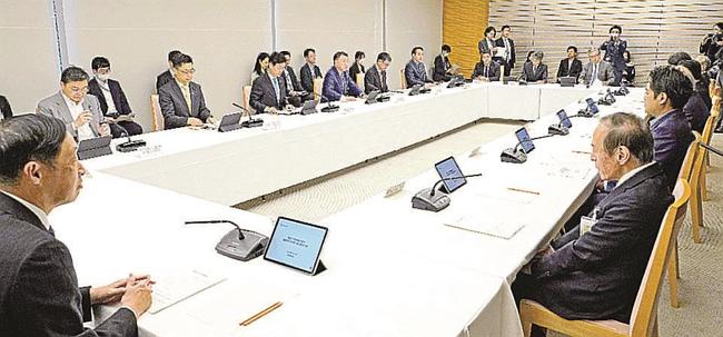 首相官邸で開かれた、物価問題に関する関係閣僚会議＝１６日午前