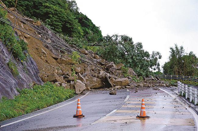 土砂で埋まった県道＝１２日午後０時１１分、松江市美保関町北浦