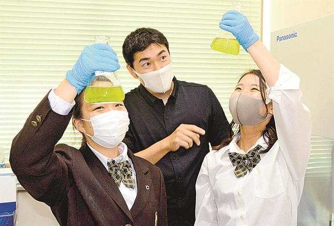 培養中の植物プランクトンを確認する飯野愛未さん（左）と野田美空さん（右）＝松江市西生馬町、松江工業高等専門学校