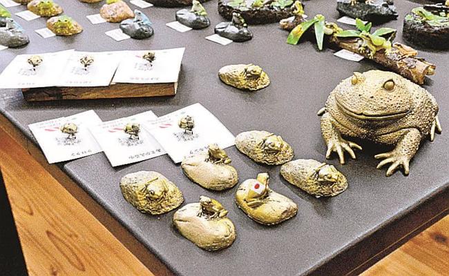 入江聖奈選手の金メダル獲得を記念して作った金ガエル＝鳥取県伯耆町久古、カエル工房