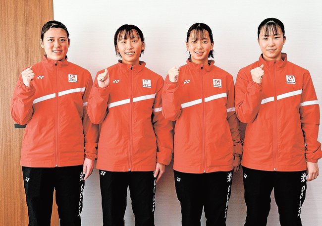 リーグ最終戦に向けて意気込む山陰合同銀行女子バドミントン部の選手たち=出雲市今市町、市役所