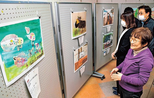 小中学生たちの絵画を楽しむ来場者＝大田市大田町、島根県立男女共同参画センターあすてらす