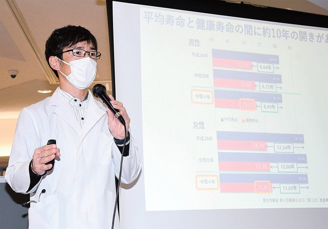 中高年から高齢期の健康について解説する倉橋清衛医師=出雲市姫原4丁目、島根県立中央病院