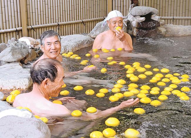 露天風呂でユズの香りを楽しむ入浴客＝益田市美都町宇津川、美都温泉湯元館