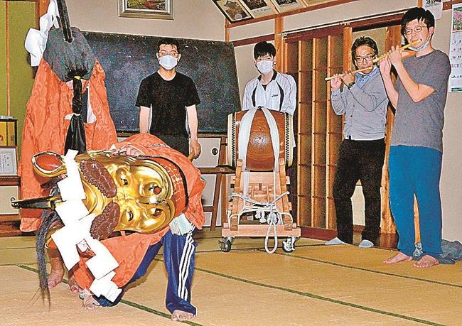 当日に向けて練習する秋里伝統文化を保存する会のメンバー＝鳥取市秋里、秋里公民館