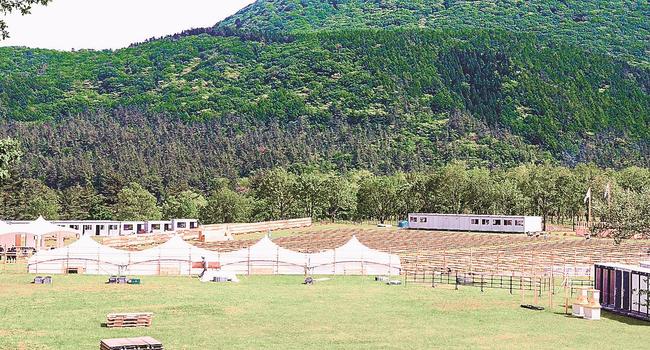 設営準備が整う式典会場＝大田市三瓶町、三瓶山北の原