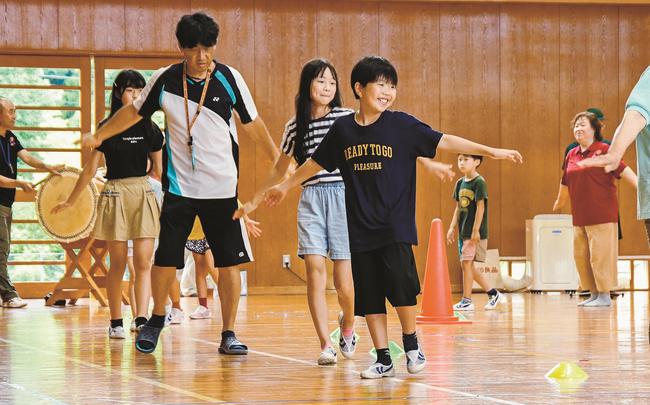 盆踊りを練習する児童たち＝安来市伯太町赤屋、赤屋小学校