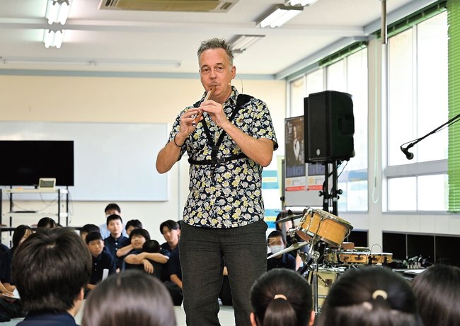 縦笛を演奏するヨーラン・モンソンさん（中央）＝安来市伯太町西母里、伯太中学校