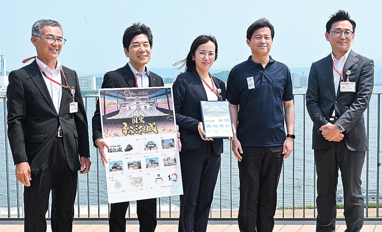 松江城のオリジナル切手、市長に贈呈 国宝10周年記念し作成 | 山陰