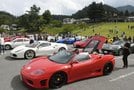 展示中にエンジンルームや車内を公開する車があった＝鳥取県大山町大山