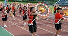 傘踊りを披露する踊り子たち＝鳥取市布勢、ヤマタスポーツパーク陸上競技場