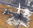 焼け焦げた日航機＝３日午前８時１０分、羽田空港（共同通信社ヘリから）