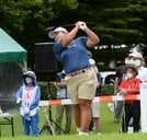 ９番でセカンドショットを放つ石川怜奈＝大山平原ゴルフクラブ