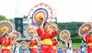 傘踊りを披露する踊り子たち＝鳥取市布勢、ヤマタスポーツパーク陸上競技場