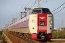 出雲市内を走る３８１系の特急やくも。写真の「ゆったりやくも色」編成も新型 車両（２７３系）の導入で順次置き換えられる＝出雲市斐川町求院