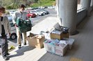島根公民館に救援物資を届ける人々＝２日午後、松江市島根町加賀