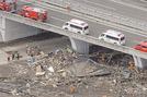 東日本大震災の発生後、仙台東部道路の高架下で行われる行方不明者の捜索活動＝２０１１年３月、仙台市