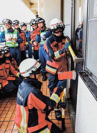 施錠されたドアの開放訓練に取り組む消防隊員＝島根県邑南町中野、公立邑智病院