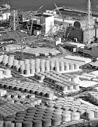 福島第１原発の敷地内に並ぶ処理水を保管するタンク〓（?）１月（共同通信社ヘリから）