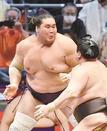 白鵬（右）と激しく攻め合う照ノ富士。３場所連続優勝を逃したものの、横綱昇進を確実にした＝１８日、名古屋市のドルフィンズアリーナ