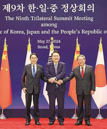 日中韓首脳会談に臨む（左から）岸田首相、韓国の尹錫悦大統領、中国の李強首相＝27日、韓国・ソウル（内閣広報室提供・共同）