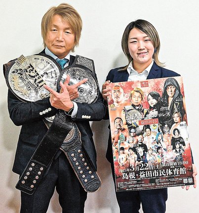 「ご縁の国しまねプロレス」をＰＲする日高郁人さん（左）と青木いつ希さん＝松江市殿町、島根県庁