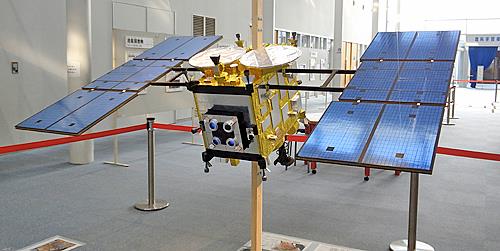 小惑星探査機「はやぶさ２」の３分の１模型（もけい）。出雲（いずも）科学館製作（せいさく）、所蔵（しょぞう）