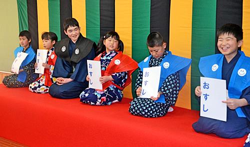 「おすしさん作文」に耳を傾ける藤田康佑君（左から３人目）＝島根県奥出雲町高尾、高尾小学校