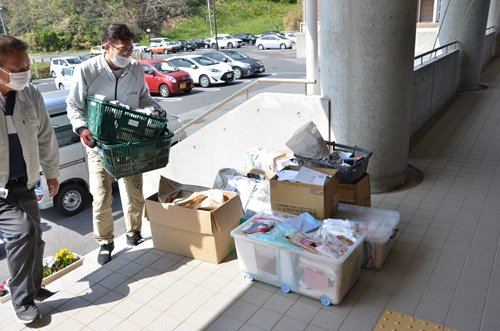 島根公民館に救援物資を届ける人々＝２日午後、松江市島根町加賀
