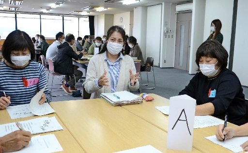 子ども食堂の意義や現状を話す参加者=松江市千鳥町、市社会福祉協議会