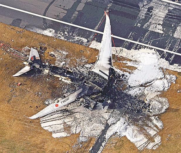 焼け焦げた日航機＝３日午前８時１０分、羽田空港（共同通信社ヘリから）