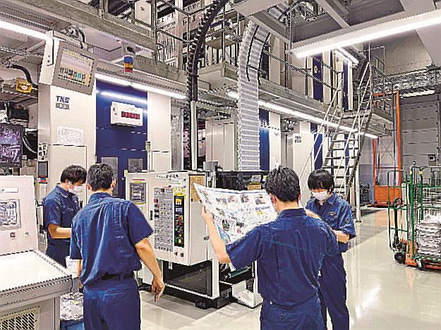 山陰中央新報の印刷作業。美しいカラー紙面が巨大な印刷機械を使って高速で刷り上げられます＝出雲市斐川町上庄原、山陰中央新報製作センター