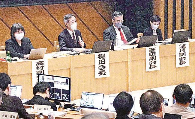 日本学術会議の総会で発言する梶田隆章会長（奥左から２人目）＝８日午後、東京都港区
