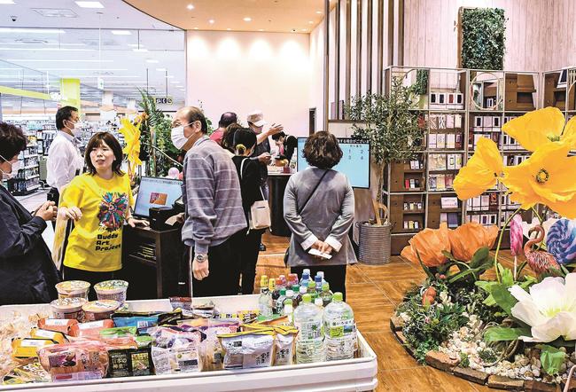 隠岐諸島唯一のＮＴＴドコモ対面販売店のオープンでにぎわう店内＝島根県隠岐の島町城北町、サンテラス